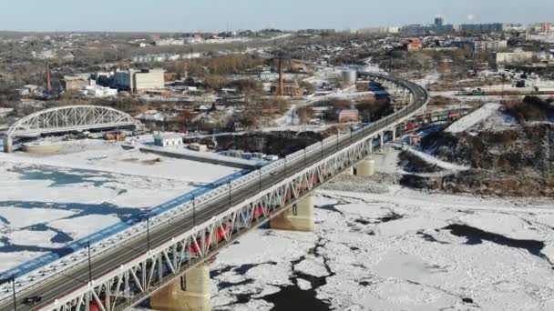 Most drogowy i kolejowy Most Chabarowski który przecina rzekę Amur w Chabarowsku, na wschód od Rosji. Zdjęcia z drona — Wideo stockowe