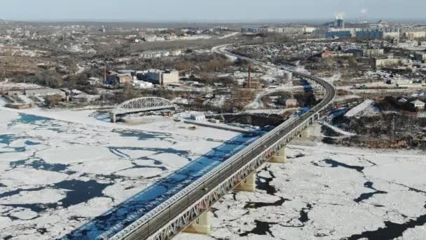 खाबरोवस्क पुल-रोड और रेलवे पुल जो रूस के पूर्व में खाबरोवस्क शहर में अमूर नदी को पार करता है। ड्रोन से तस्वीरें — स्टॉक वीडियो