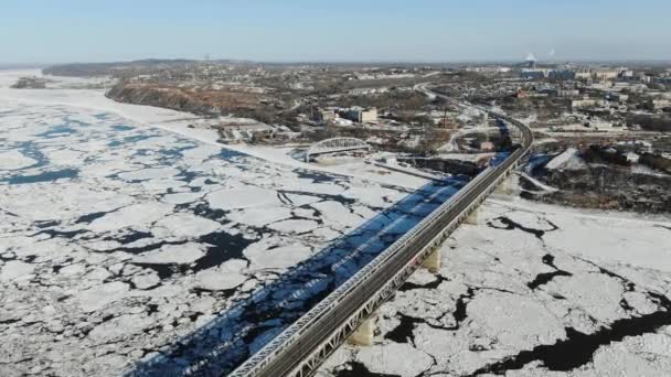 Pont-route de Khabarovsk et pont ferroviaire qui traverse la rivière Amour dans la ville de Khabarovsk dans l'est de la Russie. photos du drone — Video