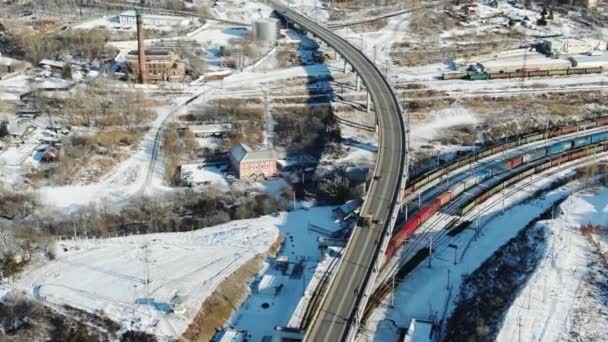 Chabarowsk Brücke-Straße und Eisenbahnbrücke, die den Amur in der Stadt Chabarowsk im Osten Russlands überquert. Fotos aus der Drohne — Stockvideo