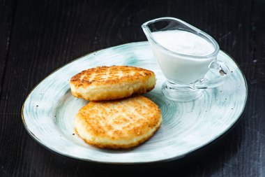 Cheesecakes tabakta bal ve ekşi krema ile