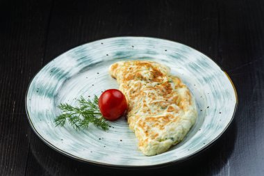 Mantar ile karanlık bir arka plan üzerine bir tabak salata ile ev yapımı omlet. Sağlıklı beslenme kavramı. Düz düzen, üstten görünüm