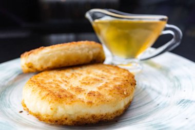 Cheesecakes tabakta bal ve ekşi krema ile