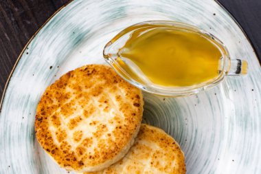 Cheesecakes tabakta bal ve ekşi krema ile