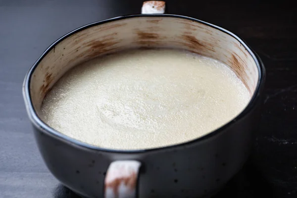 Semolina terci într-un castron de mic dejun de epocă pe o masă de lemn întunecată . — Fotografie, imagine de stoc