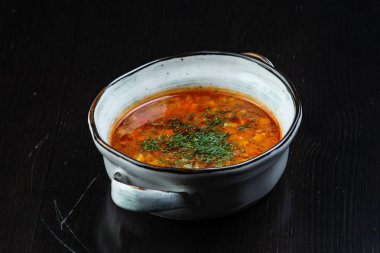 Kuru fasulye, Pancar çorbası, domates çorbası, çorba kharcho siyah bir zemin üzerine beyaz bir plaka ile sebze çorbası