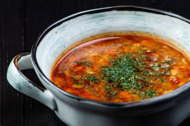 Kuru fasulye, Pancar çorbası, domates çorbası, çorba kharcho siyah bir zemin üzerine beyaz bir plaka ile sebze çorbası