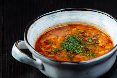 Kuru fasulye, Pancar çorbası, domates çorbası, çorba kharcho siyah bir zemin üzerine beyaz bir plaka ile sebze çorbası