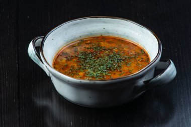 Kuru fasulye, Pancar çorbası, domates çorbası, çorba kharcho siyah bir zemin üzerine beyaz bir plaka ile sebze çorbası