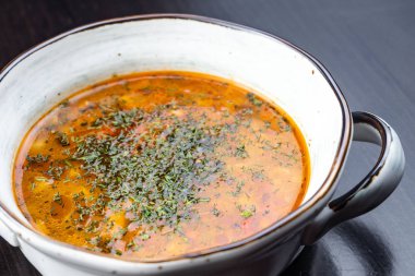 Kuru fasulye, Pancar çorbası, domates çorbası, çorba kharcho siyah bir zemin üzerine beyaz bir plaka ile sebze çorbası