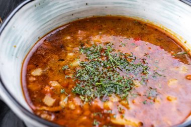 Kuru fasulye, Pancar çorbası, domates çorbası, çorba kharcho siyah bir zemin üzerine beyaz bir plaka ile sebze çorbası