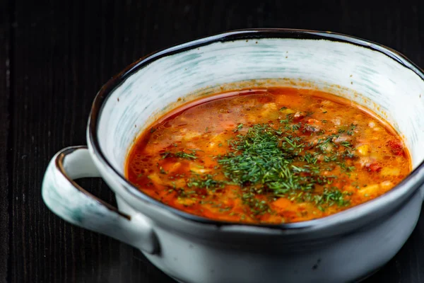 Kuru fasulye, Pancar çorbası, domates çorbası, çorba kharcho siyah bir zemin üzerine beyaz bir plaka ile sebze çorbası