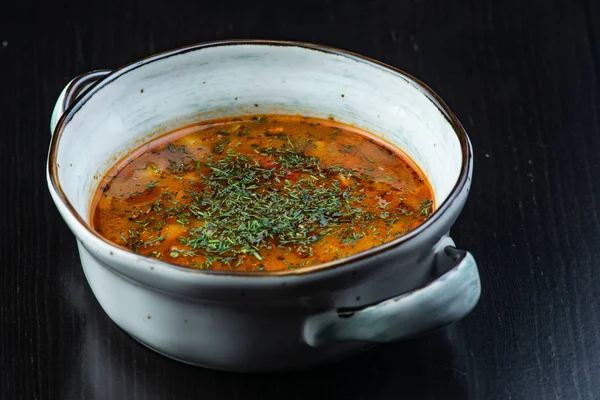 Kuru fasulye, Pancar çorbası, domates çorbası, çorba kharcho siyah bir zemin üzerine beyaz bir plaka ile sebze çorbası