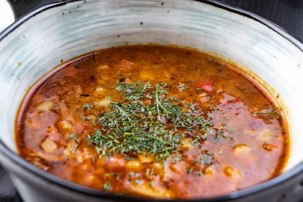 Kuru fasulye, Pancar çorbası, domates çorbası, çorba kharcho siyah bir zemin üzerine beyaz bir plaka ile sebze çorbası