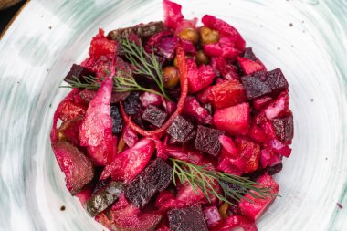 Gelen pancar salatası. Salata sosu pancar ve sebze yapılmış geleneksel Rus salatası var. Üç kase salata ile.