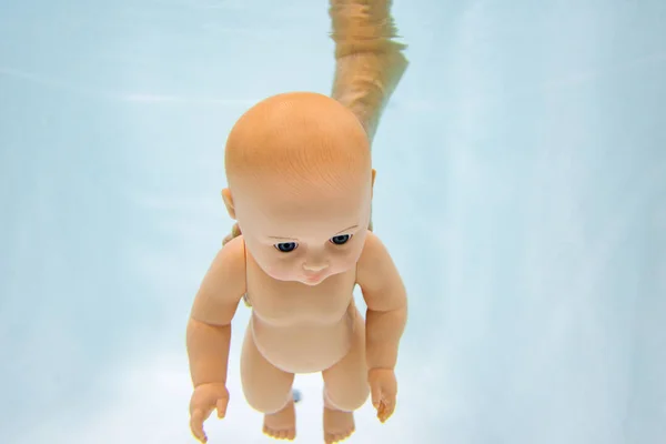 Babypuppe unter Wasser. Baby unter Wasser baden. — Stockfoto