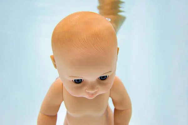 Babypuppe unter Wasser. Baby unter Wasser baden. — Stockfoto