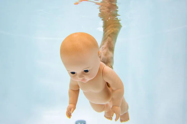 Babypuppe unter Wasser. Baby unter Wasser baden. — Stockfoto