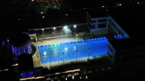 Khabarovsk, Rusland - 16. december 2018: Udendørs pool. fjernet øverste visning af en drone. Khabarovsk, Fjernøsten, Rusland . – Stock-video