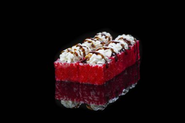 Suşi somon, ton balığı, salatalık ve yeşil soğan ile siyah arka plan üzerine rulo