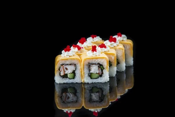 寿司卷三文鱼、 金枪鱼、 黄瓜和大葱在黑色背景上 — 图库照片