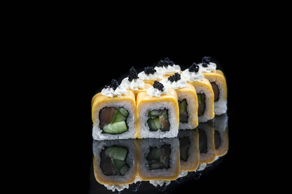寿司卷三文鱼、 金枪鱼、 黄瓜和大葱在黑色背景上 — 图库照片