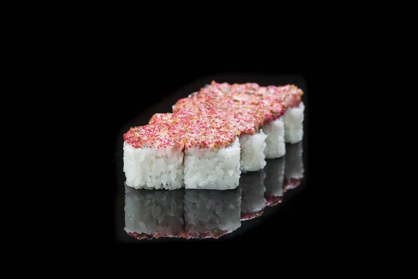 Sushi rullar med lax, tonfisk, gurka och salladslök på svart bakgrund — Stockfoto