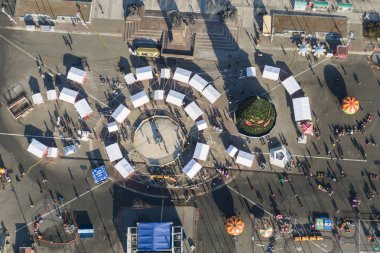 Vladivostok şehir hava panoramik manzarası, Primorsky Krai Rusya'da. Vladivostok Golden Horn Bay başında yer alır. En baştan görüntülemek
