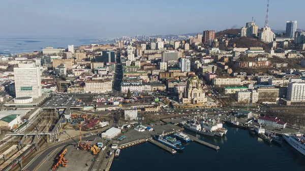 Vladivostok città aerea vista panoramica, Primorsky Krai in Russia. Vladivostok si trova a capo della Baia del Corno d'Oro. vista dall'alto — Foto Stock