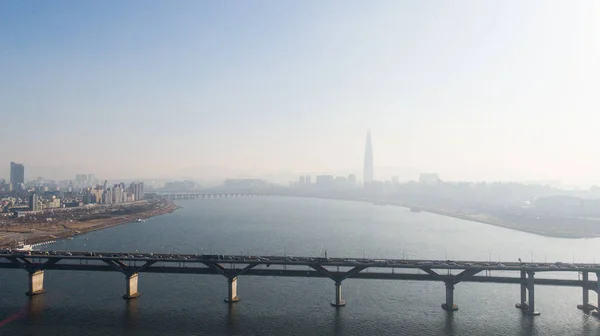 Seul tomado com um drone, Coreia. pontes do outro lado do rio — Fotografia de Stock