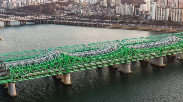 Seúl capturado con un dron, Corea. puentes a través del río — Foto de Stock