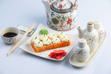 Suşi plaka beyaz arka plan üzerinde sofra ayarla