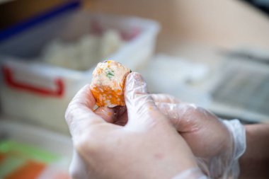 Japon suşisi yapan el yapımı bir aşçı. Japon şef işteki lezzetli suşi rulosunu yılan balığı ve avokado ile hazırlıyor. Japon yemekleri iştah açıcı..