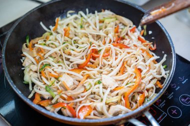 Japon ramen çorba, tavuk, yumurta, chives ve koyu ahşap arka plan üzerinde Filiz.