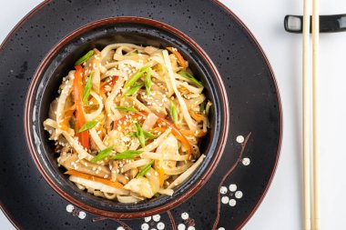 Japon ramen çorba, tavuk, yumurta, chives ve koyu ahşap arka plan üzerinde Filiz.