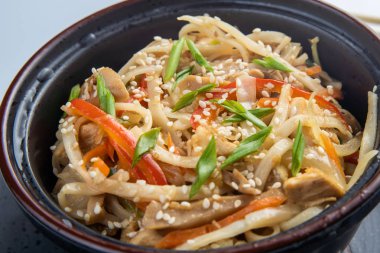 Japon ramen çorba, tavuk, yumurta, chives ve koyu ahşap arka plan üzerinde Filiz.