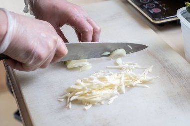 Şef sebze yemek keser. Yemekleri hazırlanıyor. Bir adam bir bıçak ve aşçılar kullanır.