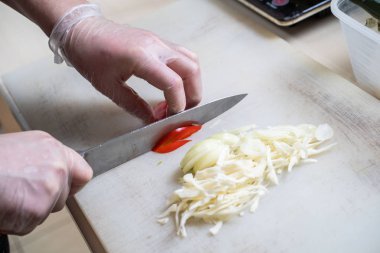 Şef sebze yemek keser. Yemekleri hazırlanıyor. Bir adam bir bıçak ve aşçılar kullanır.