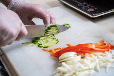 Şef sebze yemek keser. Yemekleri hazırlanıyor. Bir adam bir bıçak ve aşçılar kullanır.