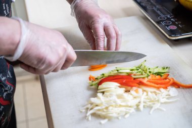 Şef sebze yemek keser. Yemekleri hazırlanıyor. Bir adam bir bıçak ve aşçılar kullanır.