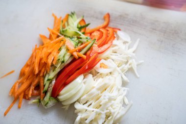 Şef sebze yemek keser. Yemekleri hazırlanıyor. Bir adam bir bıçak ve aşçılar kullanır.