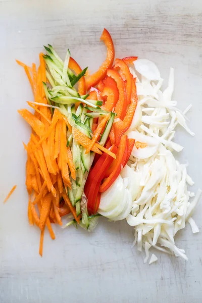 Şef sebze yemek keser. Yemekleri hazırlanıyor. Bir adam bir bıçak ve aşçılar kullanır.