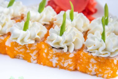 Beyaz arka plan üzerinde izole suşi tabağı. Japon gıda restoran teslimat - maki california büyük parti seti, üstten görünüm alır.