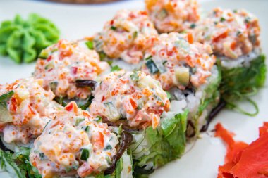 Beyaz arka plan üzerinde izole suşi tabağı. Japon gıda restoran teslimat - maki california büyük parti seti, üstten görünüm alır.