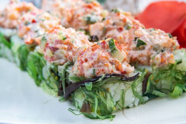 Beyaz arka plan üzerinde izole suşi tabağı. Japon gıda restoran teslimat - maki california büyük parti seti, üstten görünüm alır.