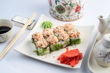 Beyaz arka plan üzerinde izole suşi tabağı. Japon gıda restoran teslimat - maki california büyük parti seti, üstten görünüm alır.