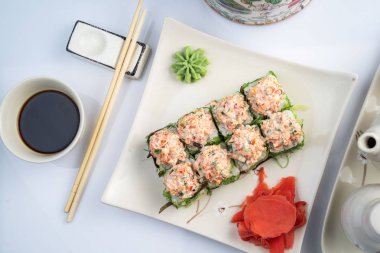 Beyaz arka plan üzerinde izole suşi tabağı. Japon gıda restoran teslimat - maki california büyük parti seti, üstten görünüm alır.