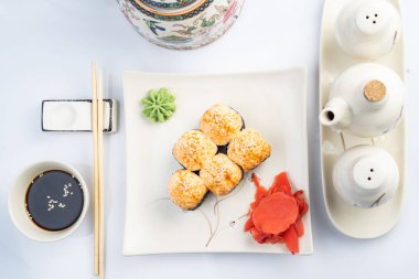 Beyaz arka plan üzerinde izole suşi tabağı. Japon gıda restoran teslimat - maki california büyük parti seti, üstten görünüm alır.