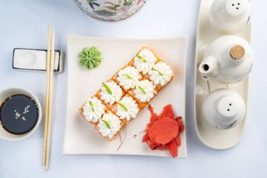Beyaz arka plan üzerinde izole suşi tabağı. Japon gıda restoran teslimat - maki california büyük parti seti, üstten görünüm alır.