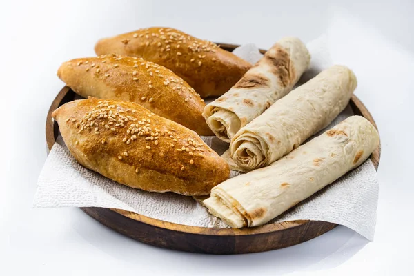 Viele verschiedene Brote und Brötchen von oben geschossen. — Stockfoto